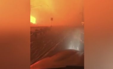 Gruaja filmon ecjen përmes zjarrit në Kaliforni, ndërsa shkëndijat fluturojnë rreth makinës së saj (Video)