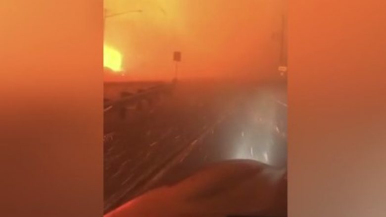 Gruaja filmon ecjen përmes zjarrit në Kaliforni, ndërsa shkëndijat fluturojnë rreth makinës së saj (Video)