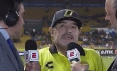 Lë të befasuar edhe gazetarët, momenti kur Maradona “bllokohet” për 11 sekonda gjatë një interviste televizive (Video)