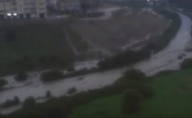 “Tërbohet” përroi, situatë emergjence në Sicili – rrezik për përmbytje (Video)