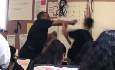Pas një debati, “kërcasin” grushtet – momenti kur profesori godet studentin e tij në një shkollë në Kaliforni (Video)