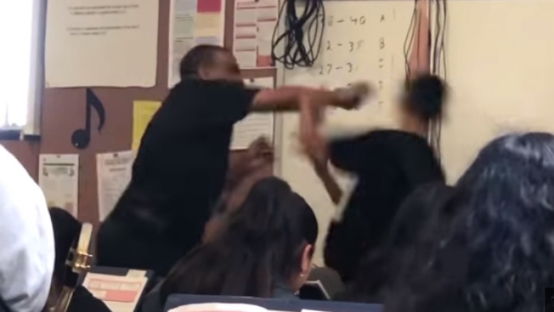 Pas një debati, “kërcasin” grushtet – momenti kur profesori godet studentin e tij në një shkollë në Kaliforni (Video)