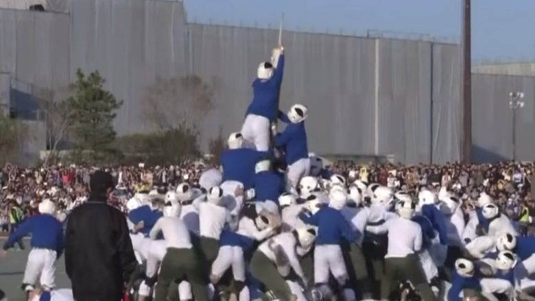 Kadetët ushtarakë luajnë lojën më të egër të Japonisë – Botaoshi (Video)