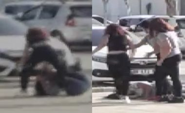 Dy vajza përleshen mes vete, në mes të një rruge në Antalia të Turqisë (Video)