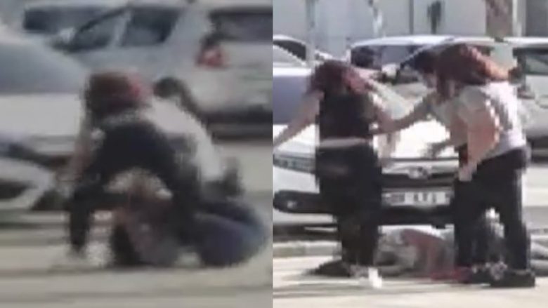 Dy vajza përleshen mes vete, në mes të një rruge në Antalia të Turqisë (Video)