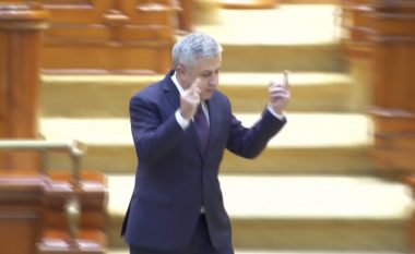 Ministri rumun tregoi dy gishtat e mesëm në parlament – por kujt ia drejtoi ata? (Video)
