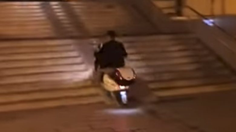 Me skuter provoi të ngjitej shkallëve, pamjet e djaloshit nga Spliti bëhen hit në internet (Video)