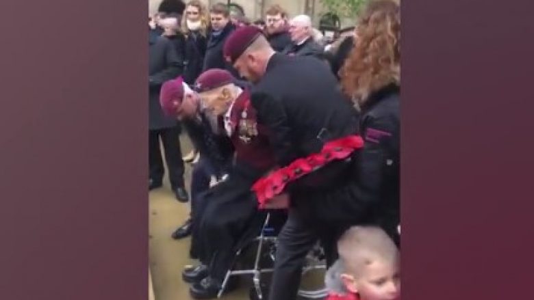 Veterani në karrige me rrota ndihmohet nga dy veteranë më të rinj, për të përshëndetur shokët e tij të rënë në luftë (Video)