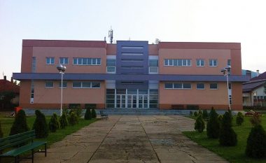 Në Preshevë, inspektorët dhe policia mbyllin Shtëpinë e Kulturës, Rtv Presheva dhe Bibliotekën