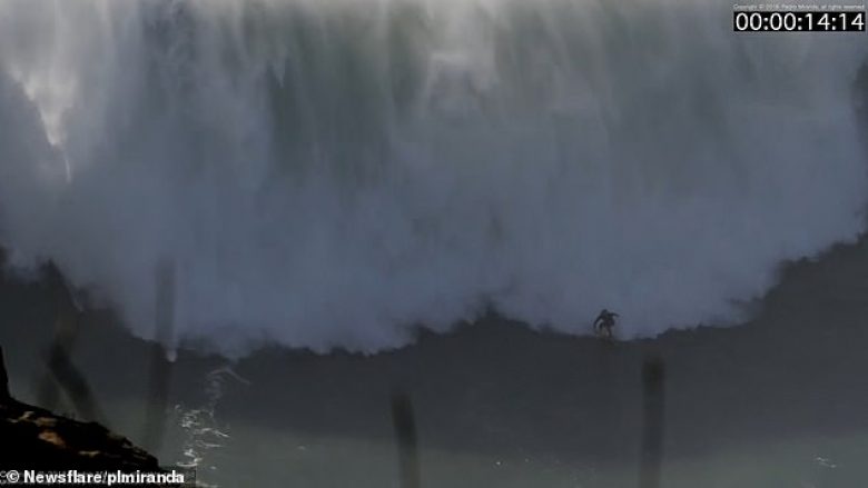 Surfisti nuk mundi t’i bëjë ballë valës së lartë 20 metra (Video)