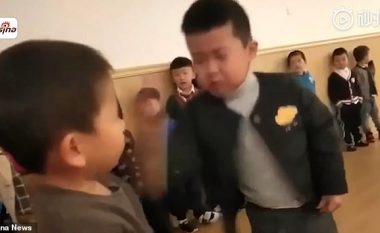 Suspendohen tri edukatore kineze, detyruan fëmijët të rrihen dhe të përdorin fjalë fyese (Video)