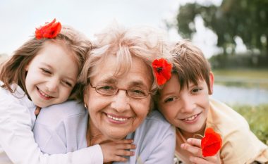 Pse gjyshja nga ana e mamasë është më e rëndësishme për fëmijën? E tregon edhe shkenca