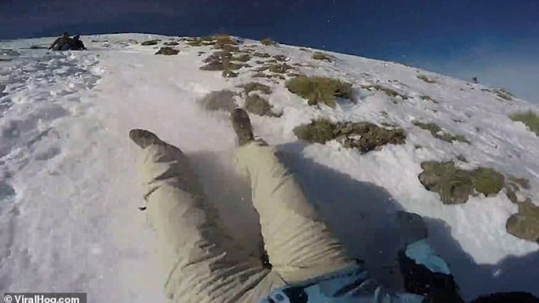Tërhiqet zvarrë prej alpinistes që rrëshqiti nëpër sipërfaqen e ngrirë të një vullkani (Video)