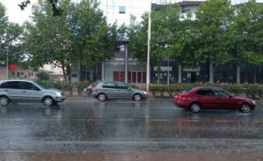 Rrugët e Tiranës përmbyten nga reshjet (Video)