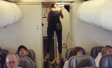 Bëjnë joga në aeroplan gjatë fluturimit, hutojnë udhëtarët (Foto)