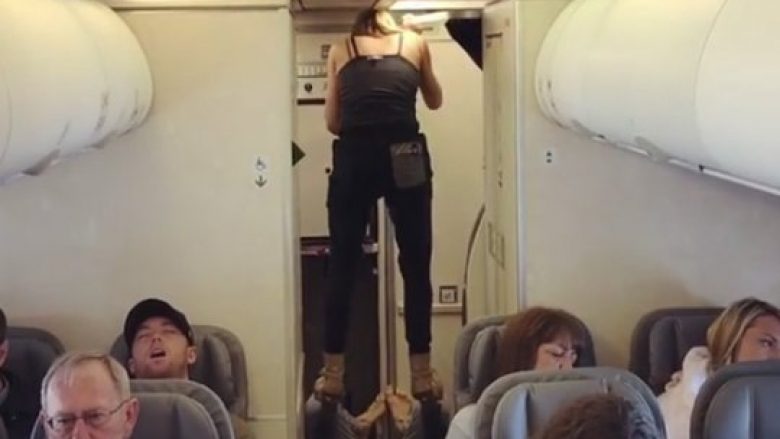 Bëjnë joga në aeroplan gjatë fluturimit, hutojnë udhëtarët (Foto)