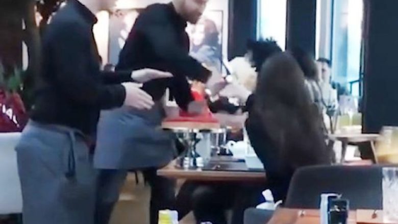 Vizitoret e tepruan me sjellje të pahijshme, kamerierët që iu përplasën tortën në fytyrë nuk do të ndëshkohen (Video)
