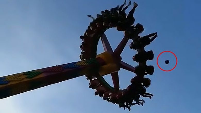 Vizitori i parkut të lojërave u shfaq tullac, i ra paruka derisa rrotullohej në një platformë (Video)