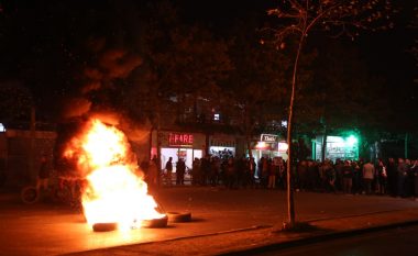 Përshkallëzohet protesta në Tiranë (Video/Foto)