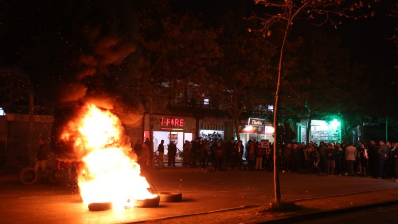 Përshkallëzohet protesta në Tiranë (Video/Foto)