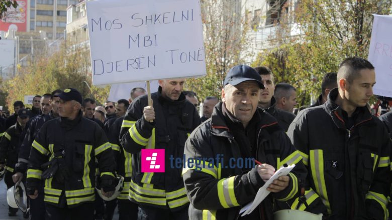 Zjarrfikësit kërkojnë pagat e njëjta si Policia dhe FSK-ja