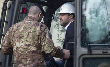 Shembja e vilave të mafias, ministri italian merr vetë “drejtimin” e buldozerit (Video)