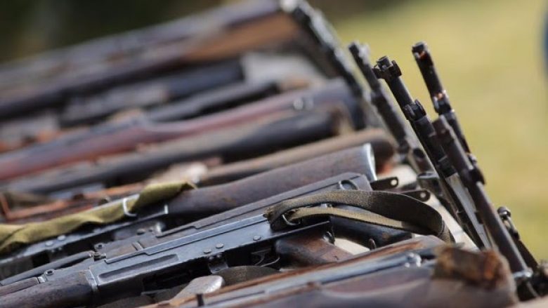 Dy të arrestuar në Prishtinë për tregti me armë