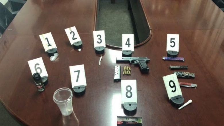 Në Gjakovë arrestohen shtatë persona, u konfiskohen armë dhe kokainë