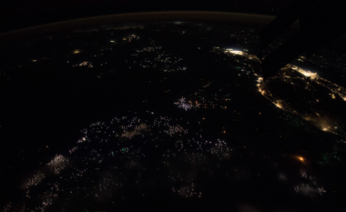 ​Astronauti nga universi xhiron raketën që ngrihet nga Toka (Video)