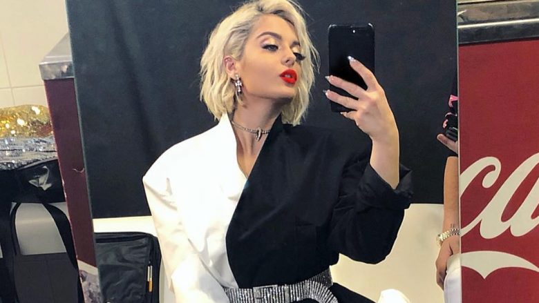 Me këmbët e hapura para pasqyrës, Bebe Rexha merr një pozë atraktive