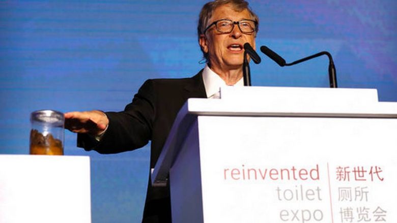 Me jashtëqitje në duar, Bill Gates mbështet “revolucionin e tualetit” – prezanton tualetin e së ardhmes (Foto/Video)