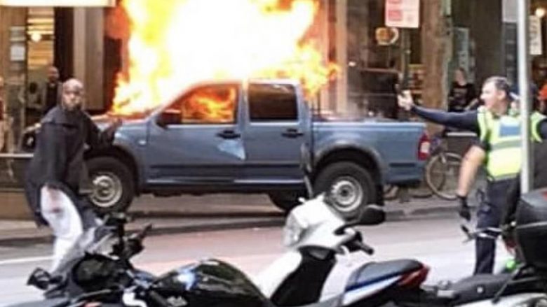 I vë zjarrin makinës, pastaj sulmon policët – një i vdekur dhe tre të lënduar nga një sulm në Melburn të Australisë (Foto/Video)