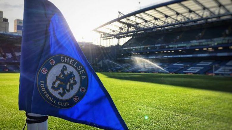 Chelsea dhe katër klube tjera të Ligës Premier në hetime nga FIFA, Blutë rrezikojnë ndalesë transferimesh për dy vite