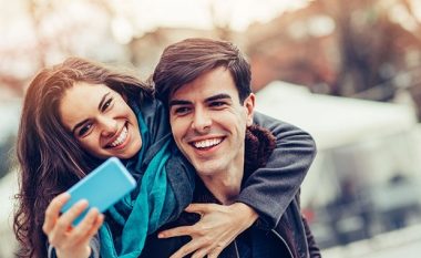 Gjysma e çifteve aktrojnë në internet se kanë një lidhje të lumtur