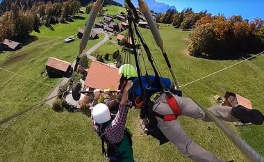 Turisti përjetoi tmerrin në ajër: Instruktori harroi që ta kapte për pajisje, para se ta lëshonte në një fluturim mbi një kodër (Video)