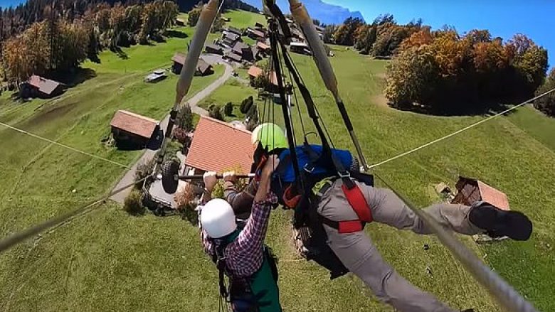Turisti përjetoi tmerrin në ajër: Instruktori harroi që ta kapte për pajisje, para se ta lëshonte në një fluturim mbi një kodër (Video)