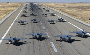 Tre miliardë dollarë në pistë: Amerikanët zhvillojnë stërvitjen e parë të aeroplanëve F-35 në “Ecje elefantësh” (Video)