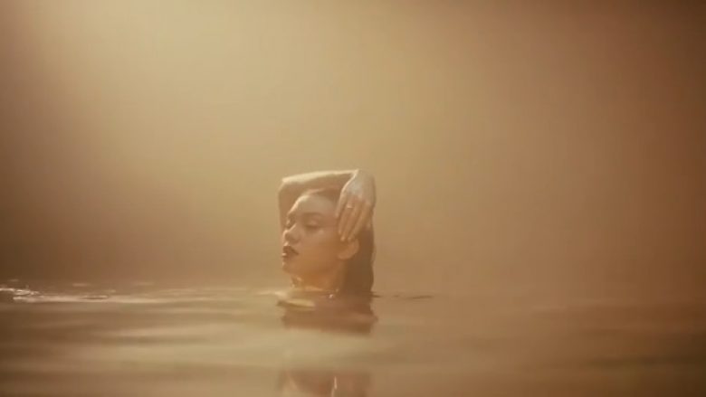 Diona Fona paralajmëron këngën e re “Feeling”, vjen me skena atraktive në klip