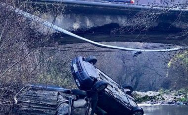 Në Drelaj të Rugovës dy vetura bien nga ura në lumë (Foto)
