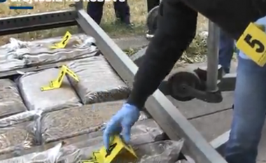 Publikohen pamjet se si u zbuluan 140 kilogramë drogë në veturën e policit serb (Video)