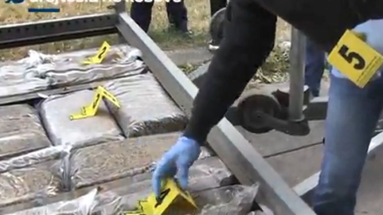 Publikohen pamjet se si u zbuluan 140 kilogramë drogë në veturën e policit serb (Video)