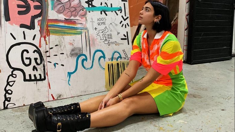 Dua Lipa duket tërheqëse në një ansambël ngjyrash rrugëve të Los Anxhelosit