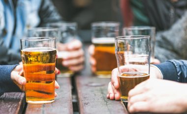 Alkooli përmirëson aftësinë për gjuhë të huaja, thonë studimet e reja