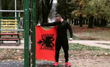 Trajneri i ‘CrossFit’-it, Egzon Shkololli uroi në mënyrë unike festën e flamurit
