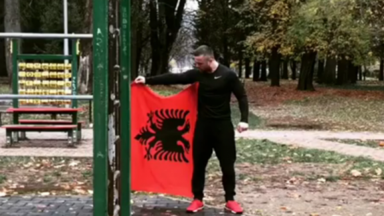 Trajneri i ‘CrossFit’-it, Egzon Shkololli uroi në mënyrë unike festën e flamurit