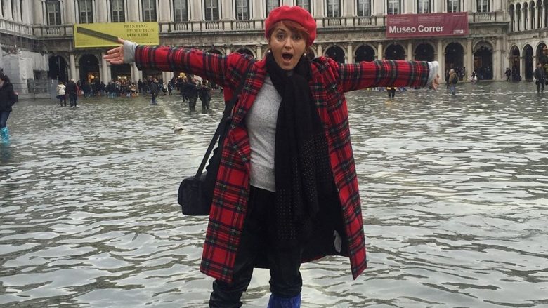 Eliza Hoxha shijon shëtitjet në Venedikun e përmbytur