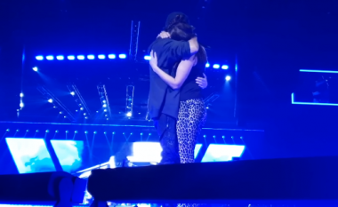 Enrique Iglesias e kap për të pasme, fansja i dhuron një puthje