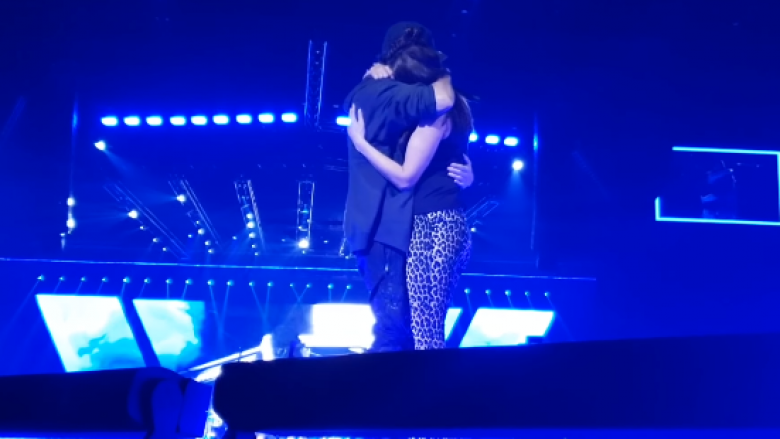 Enrique Iglesias e kap për të pasme, fansja i dhuron një puthje
