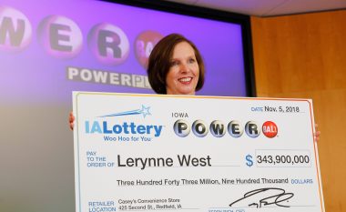 E kuptoi se fitoi lotarinë pasi gjeti biletën “e humbur”, sot ajo është për rreth 198 milionë dollarë më e pasur