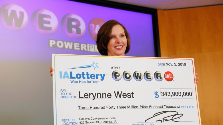 E kuptoi se fitoi lotarinë pasi gjeti biletën “e humbur”, sot ajo është për rreth 198 milionë dollarë më e pasur
